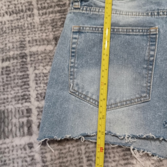 Aeropostale Boyfriend Light Wash Raw Hem Jean Shorts Women Sz 4 - Picture 5 of 7
